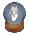 Klarglaskugel, ca.8cm, LED-Holzsockel mit USB, eingelasertes Motiv Tiger