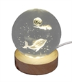 Klarglaskugel, ca.8cm, LED-Holzsockel mit USB, eingelasertes Motiv Delphin