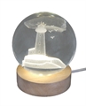 Klarglaskugel, ca.8cm, LED-Holzsockel mit USB, eingelasertes Motiv Leuchtturm