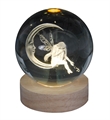 Klarglaskugel, ca.8cm, LED-Holzsockel mit USB, eingelasertes Motiv Mondmädchen